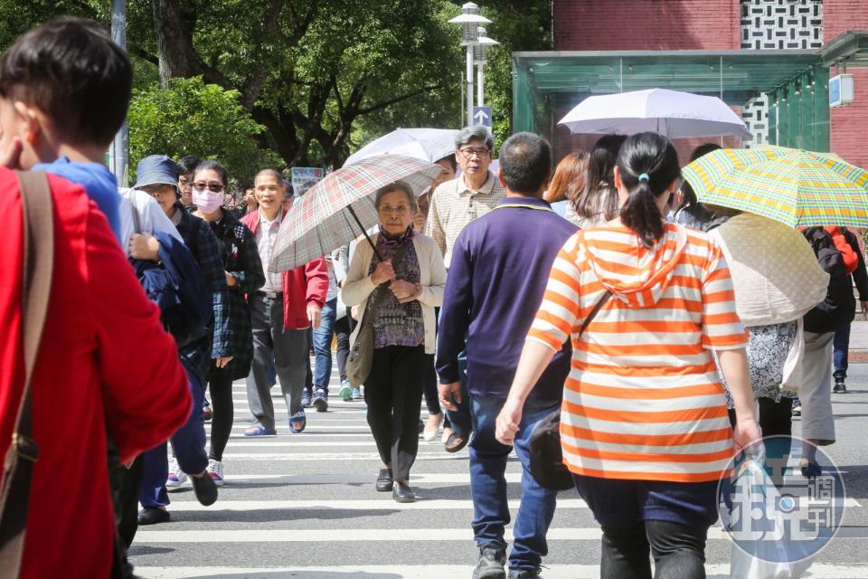 今日氣溫將略升至30至34度，不過仍要注意陣雨或雷雨。（示意圖，本刊資料照）