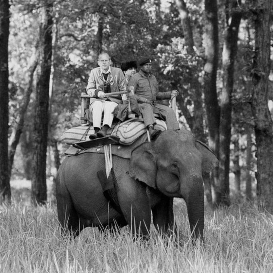Felipe sentado en un elefante en un viaje con la reina a India