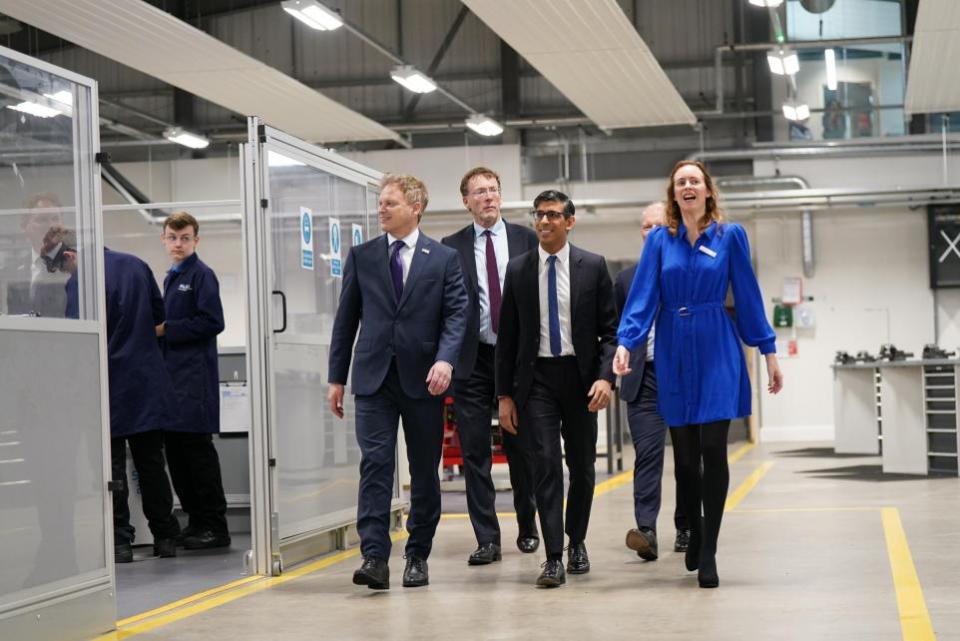 Oxford Mail: Rishi Sunak (centro) y Grant Shapps (izquierda) durante una visita al Culham Science Center (Imagen: PA)