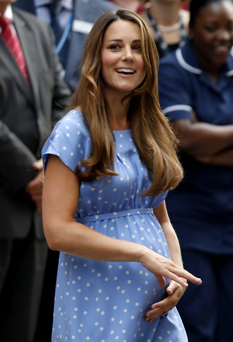 Kate Middleton pose pour les photographes après avoir accouché du prince George en 2013. (Photo : Sang Tan/AP)