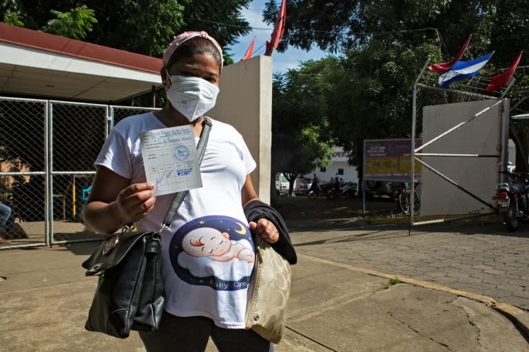 Una mujer embarazada muestra su cartilla de vacunación tras recibir una dosis contra el covid-19 el 13 de octubre de 2021 en Ticuantepe, Nicaragua (Oswaldo Rivas)