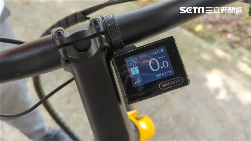 E-Bike它在車頭還有電量百分比顯示，讓大家可以有效掌握旅遊騎行資訊。（圖／記者戴玉翔攝影）