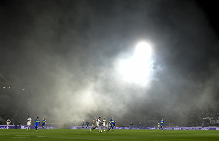 Gimnasia y Boca jugaron nueve minutos bajo gases lacrimógenos por enfrentamientos en las inmediaciones del estadio del Lobo, hasta que fue imposible continuar.