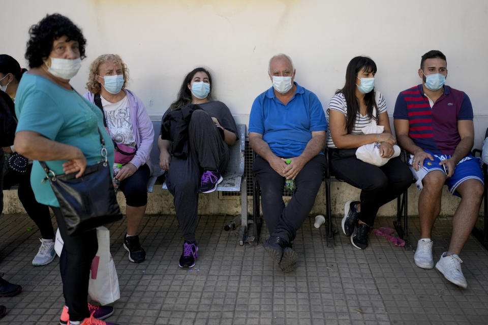 Pacientes que sufren síntomas de dengue esperan ser atendidos en un hospital en medio de un aumento de casos en todo el país en Buenos Aires, Argentina, el martes 26 de marzo de 2024.(AP foto/Natacha Pisarenko)