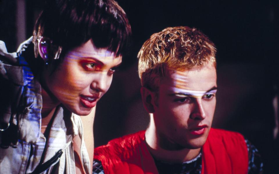 Der Kurzhaarschnitt stand ihr auch gut. Dennoch kann man sich "Hackers - Im Netz des FBI" (1995) heute kaum noch ansehen: Der Film (Bild, mit Jonny Lee Miller) ließ kein Computerfreak-Klischee aus und sorgt heute nur noch für Augenrollen. (Bild: Capelight)