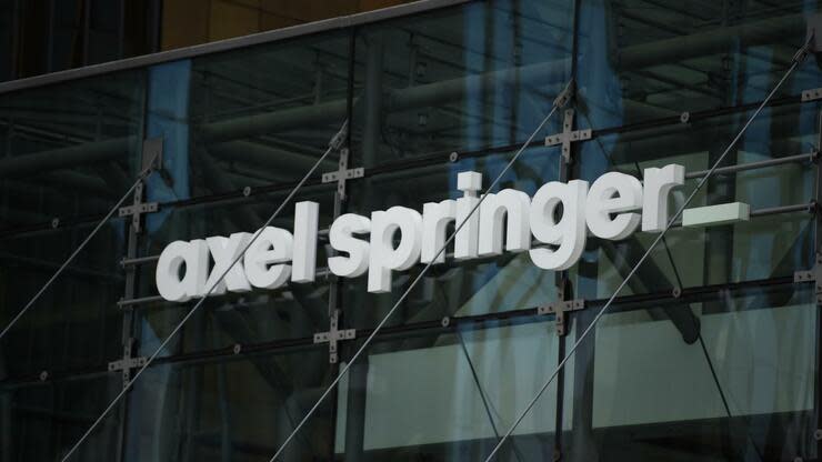 Die Zeitungen, digitalen Angebote und der TV-Sender der „Welt“-Gruppe stehen nach Angaben des Medienhauses Axel Springer auch nach dem geplanten Einstieg des Investors KKR nicht zur Disposition, heißt es am Mittwoch. Foto: dpa