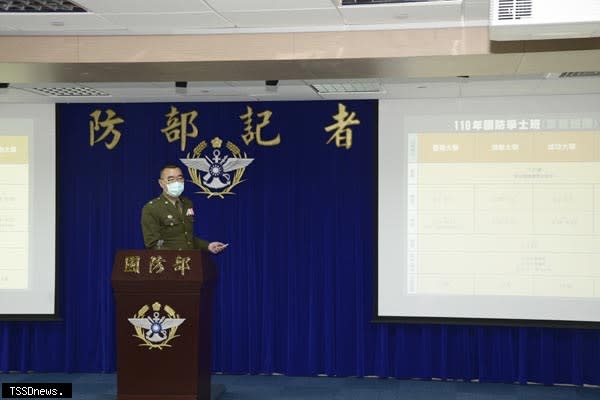 國防部人次室人培處處長夏德宇少將對外說明「國軍招募班隊」招募情形。(記者王志誠攝)