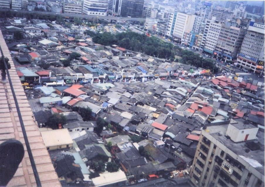 台灣住房問題從國民政府遷台時期就疏於控管，當時台北約有1/3的居民住在違章建築，為落實居住正義，蔡英文總統提出「房市三箭」承諾改革房產稅制、健全租屋體系、建20萬戶社宅。圖：台北市中山區康樂里的違章建築群(14 、15號公園前身)／社會住宅推動聯盟提供