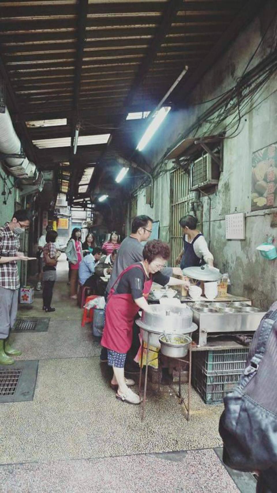 天天鮮排骨飯1971年開始擺攤，6年前才搬進現址。（翻攝自天天鮮排骨飯粉絲專頁）