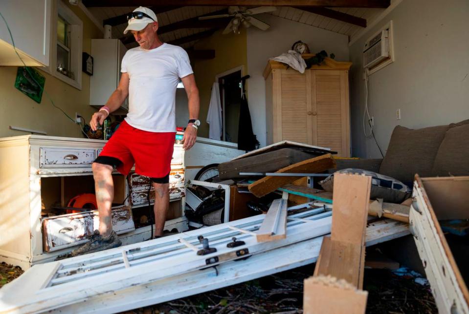 Jesse Tincher inspecciona su casa el jueves 29 de septiembre de 2022, en Matlacha, Florida. El huracán Ian tocó tierra en la costa del suroeste de la Florida como una tormenta de categoría 4 el miércoles por la tarde, dejando zonas afectadas con calles inundadas, árboles caídos y escombros dispersos.
