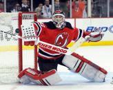 <b>Le plus grand nombre de victoires</b> dans une saison: Martin Brodeur en 2006-2007 (48).<br> AP Photo/Bill Kostroun