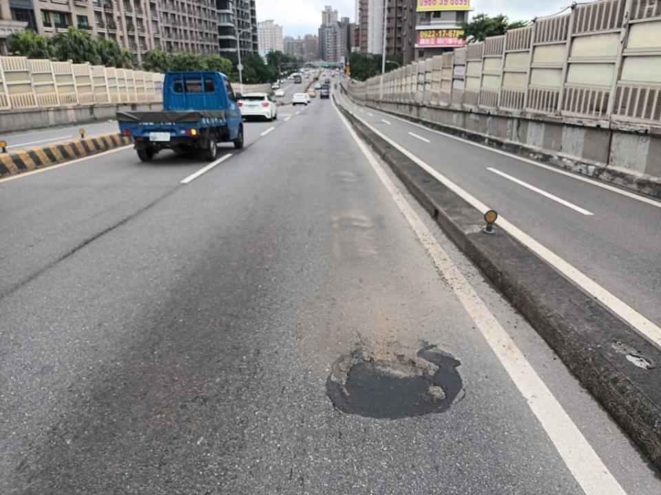 《圖說》車道鋪面損壞情形二。〈工務局提供〉