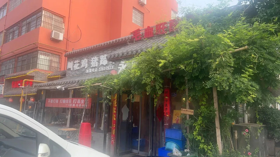 男友還傳餐廳照片回報，結果拿石頭砸自己腳。（圖／翻攝自微博）