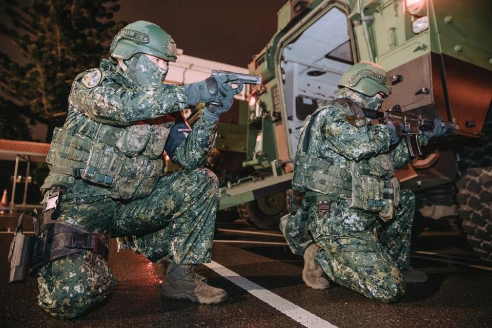 沒有煙硝的戰場，外國智庫分析台灣短期內最迫切的威脅並非中國軍隊的入侵，而是中國在政治、心理、經濟和外交脅迫，讓台灣人覺得無力、分裂且孤立的「灰色地帶」行動。（示意圖）   圖：擷取自臉書「中華民國憲兵指揮部」（資料照）