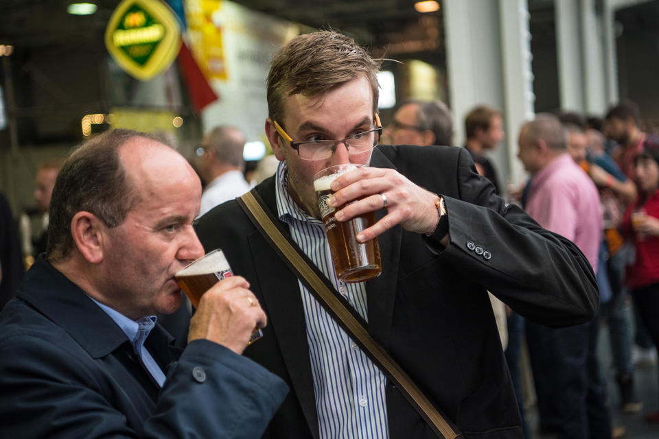 <p>Visitors drink pints of ale at the CAMRA (Campaign for Real Ale) Great British Beer festival at Olympia exhibition center on August 8, 2017 in London, England. (Photo: Carl Court/Getty Images) </p>