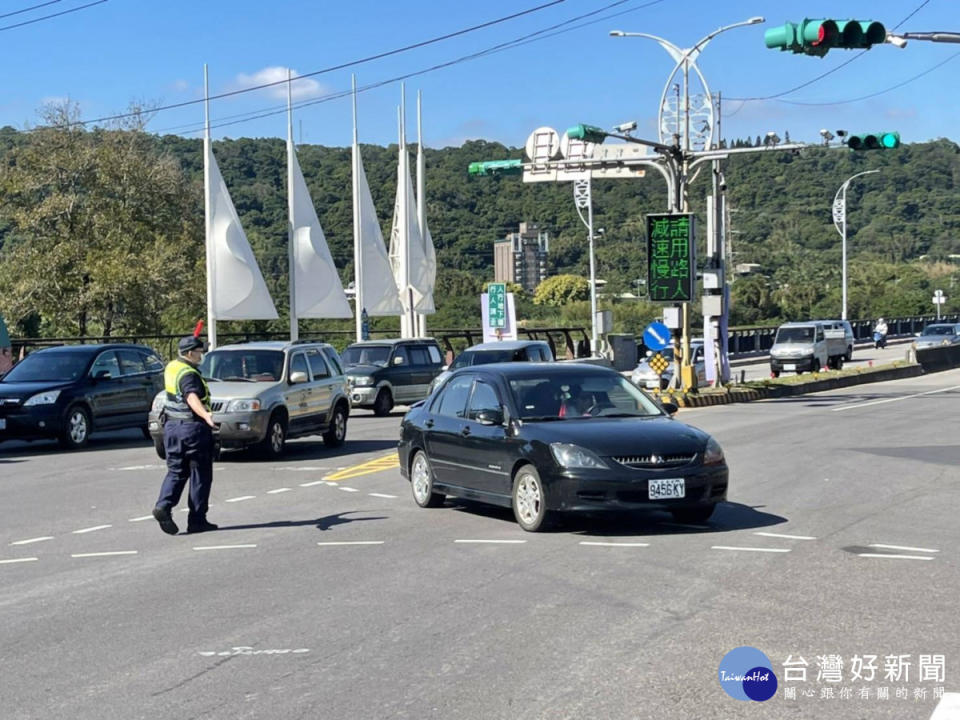 大溪警方呼籲，因展場停車位有限，請民眾多加利用大眾運輸前往，避免造成雍塞。