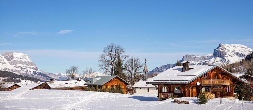 Pour la saison hivernale, qui débute le 18 décembre, Megève ne joue pas que sur la carte de la nostalgie et inaugure de nouvelles adresses, pour certaines tout droit débarquées de la capitale.
