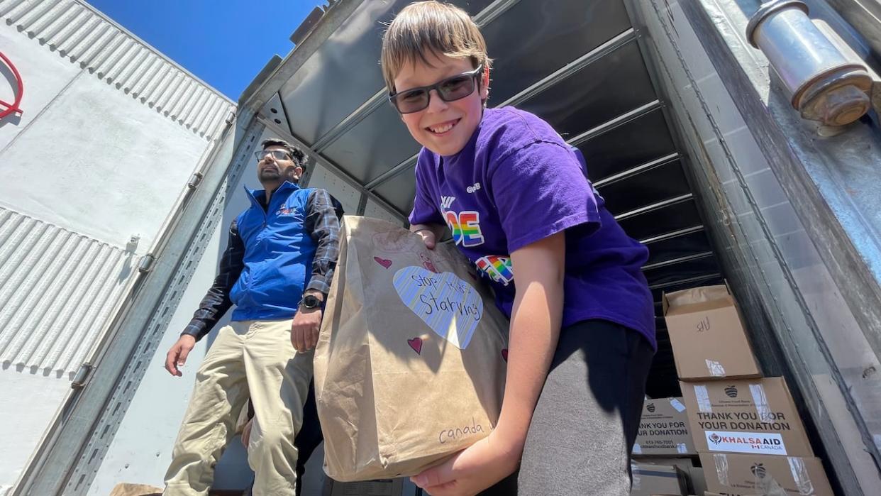 This student from Avalon Public School participated in the food drive.  (Nelly Albérola/Radio-Canada - image credit)