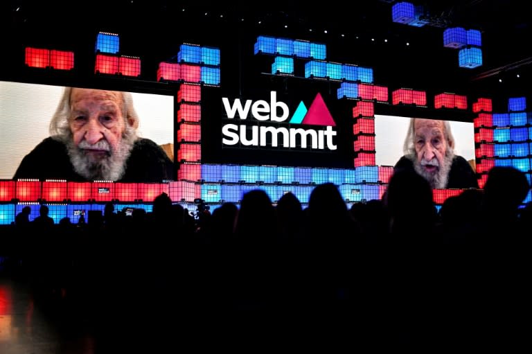 El filósofo fundador de la lingüística moderna Noam Chomsky, participa por videoconferencia en la Web Summit, uno de los mayores eventos de tecnología del mundo, en Lisboa el 4 de noviembre de 2022 (PATRICIA DE MELO MOREIRA)