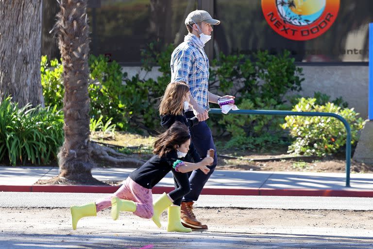 Ryan junto a sus hijas, Esmeralda y Amanda 