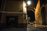 La calle Elvira de Granada sin gente durante el toque de queda en la ciudad. (Photo by Carlos Gil Andreu/Getty Images)