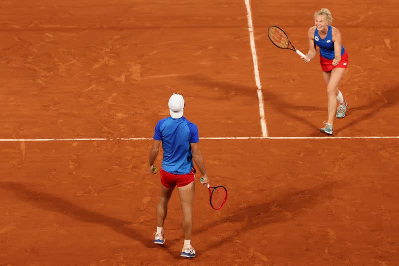 Los checos Katerina Siniakova y Tomas Machac celebran tras ganar el oro en dobles mixtos en los Juegos de París