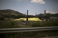 Esta refinería de petróleo fue el sustento económico de la mayoría de las familias de Ballsh durante muchos años, pero se cerró dejando a muchos de sus habitantes en el paro. (Foto: Daniel Cole / AP).