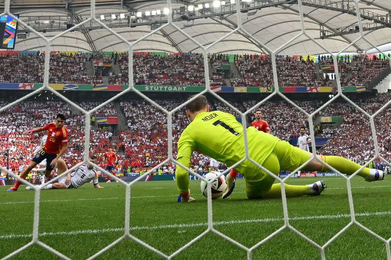 Manuel Neuer se queda con el remate de Pedri