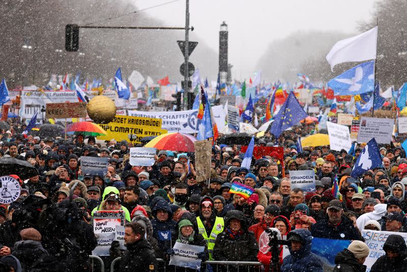 Personas participan en una protesta contra la entrega de armas a Ucrania y en apoyo de las negociaciones de paz entre Rusia y Ucrania, en medio de la invasión rusa de Ucrania, en Berlín, Alemania