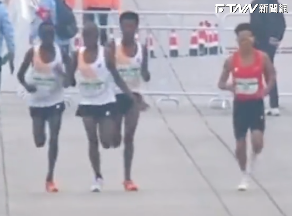 北京舉辦的國際級半馬賽事出現非洲選手放水讓中國選手何杰獲勝的情形。（圖／翻攝自微博）
