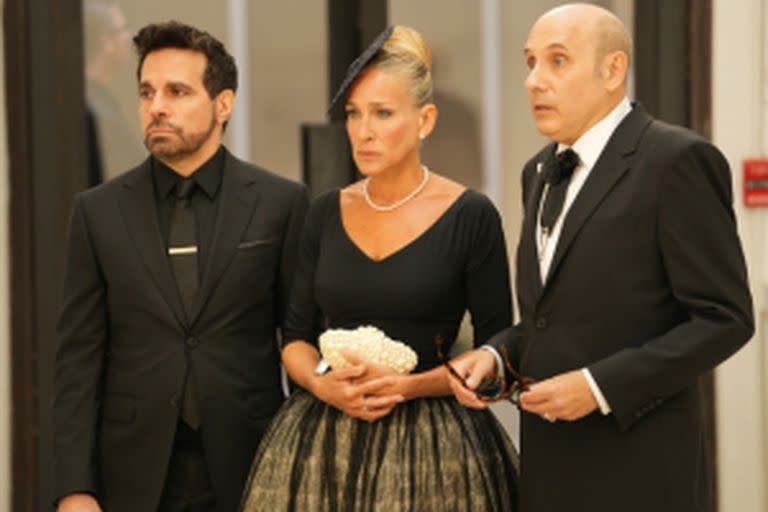 Mario Cantone, Sarah Jessica Parker y Willie Garson en la escena del funeral de Mr. Big 