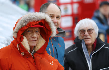 Foto de archivo de Niki Lauda con el exjefe comercial de la F1 Bernie Ecclestone en el Mundial de esquí de Austria. Ene 20, 2018 REUTERS/Leonhard Foeger