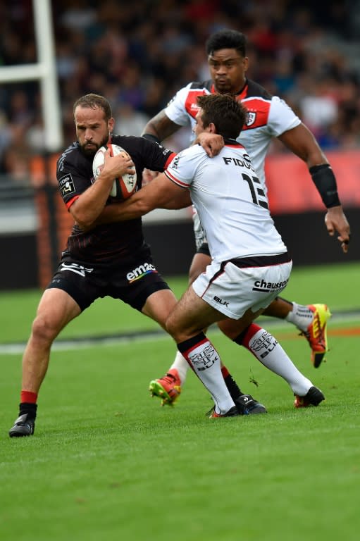 Lyon's French flyhalf Frederic Michalak (L) vies with Toulouse's French centre Florian Fritz (R) during the French Top 14 rugby union match between Lyon and Toulouse on September 17, 2016
