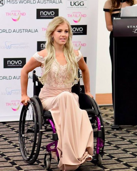 Une femme en fauteuil roulant a brisé les stéréotypes en participant au concours Miss Australie. [Photo : Instagram/@sashandcrown]