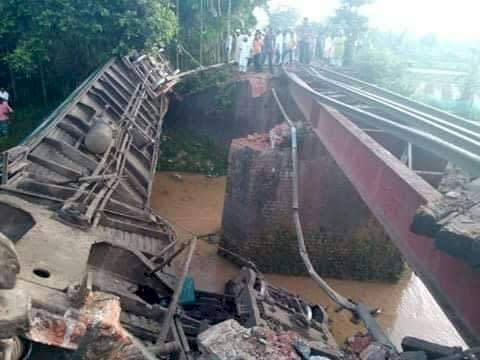 孟加拉一班載客列車24日發生出軌意外，造成至少5人死亡。 (圖:推特)