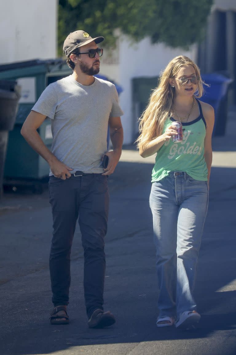 La actriz Kate Hudson y su prometido Danny Fujikawa caminan hacia un almuerzo tardío en Santa Mónica