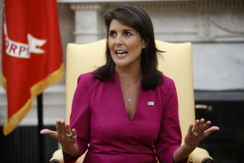 2018年10月9日，美國駐聯合國大使海莉（Nikki Haley）宣布請辭，並在白宮與川普總統舉行記者會（AP）