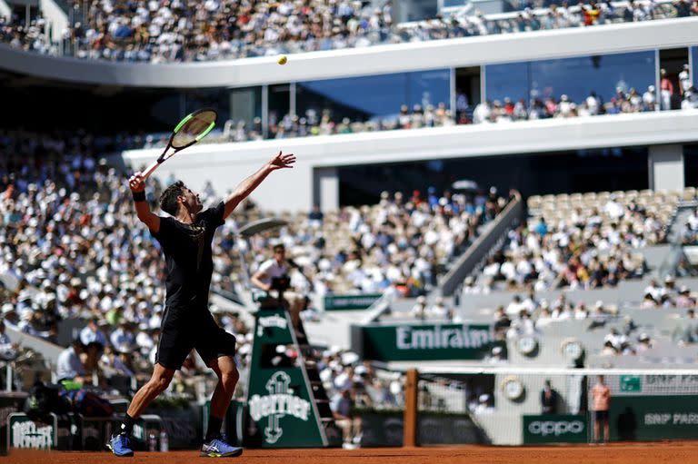 Juan Ignacio Londero jugando en el Philippe Chatrier, el escenario central de Roland Garros, ante Nadal, en los 8vos de final de 2019