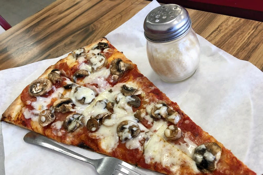 <b>Photo: victor g./<a href="https://yelp.com/biz_photos/rosa-giant-pizza-chula-vista?utm_campaign=71d49dca-0a1f-457a-a43c-1d6fa233da92%2C64a0a031-8c76-4adb-87d7-d3a697b408ec&utm_medium=81024472-a80c-4266-a0e5-a3bf8775daa7" rel="nofollow noopener" target="_blank" data-ylk="slk:Yelp;elm:context_link;itc:0;sec:content-canvas" class="link ">Yelp</a></b>