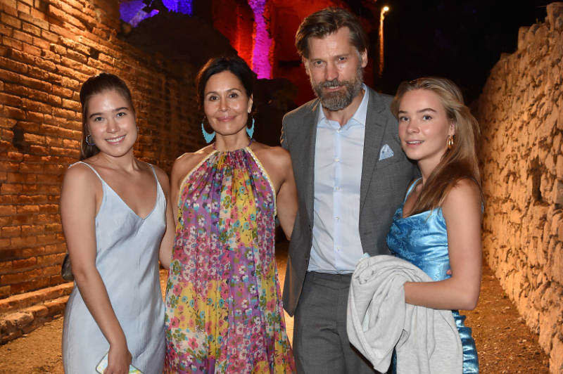 Jaime Lannister con su mujer y sus hijas