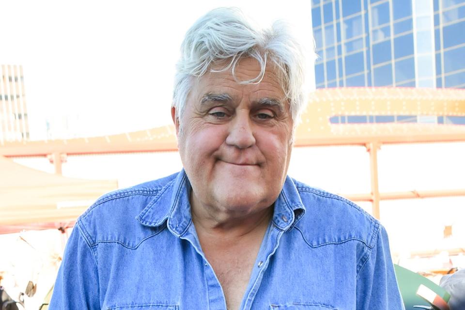 Jay Leno posa per una foto al Britwick Luxury Car Show ospitato dal Petersen Auto Museum presso il Petersen Auto Museum il 14 novembre 2021 a Los Angeles, California.