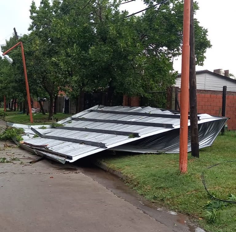 Un techo volado en la localidad de Puerto San Martín