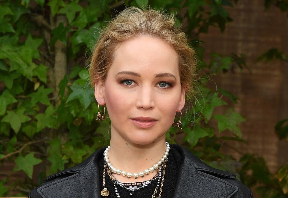 Heute kennt man sie verkürzt auch als "J-Law", doch als Kind hatte Jennifer Lawrence noch einen anderen Spitznamen: Die Schauspielerin erklärte einst in der Talkshow von Conan O'Brien, dass man sie "Nitro" nannte, da sie "nicht zu stoppen", "unkontrollierbar" und stets "aufgedreht" gewesen sei. (Bild: Pascal Le Segretain/Getty Images for Dior)