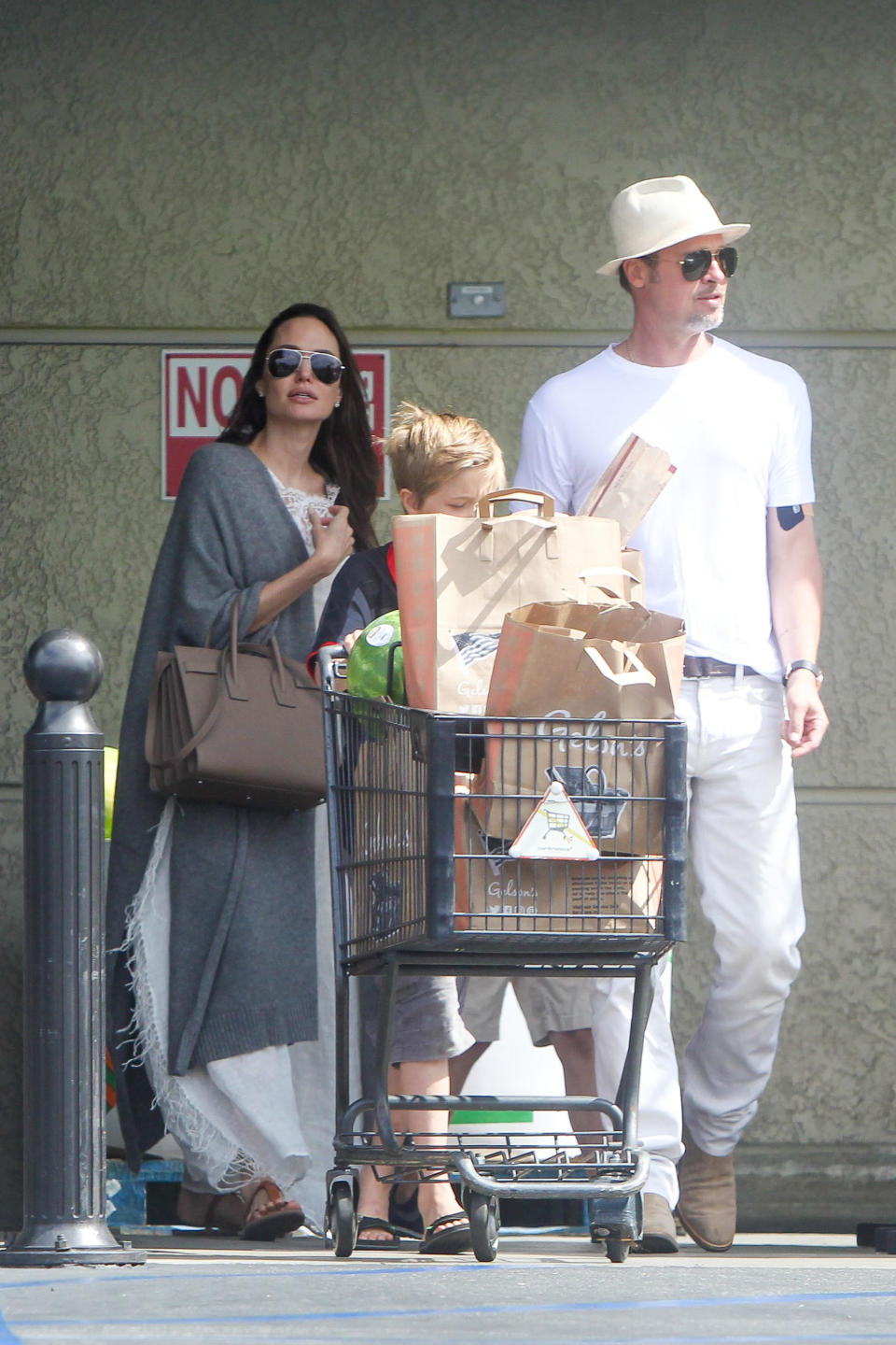 Angelina Jolie and Brad Pitt made a trip to Gelson’s Market for Fourth of July holiday preparations in 2016. (Photo: AKM-GSI)