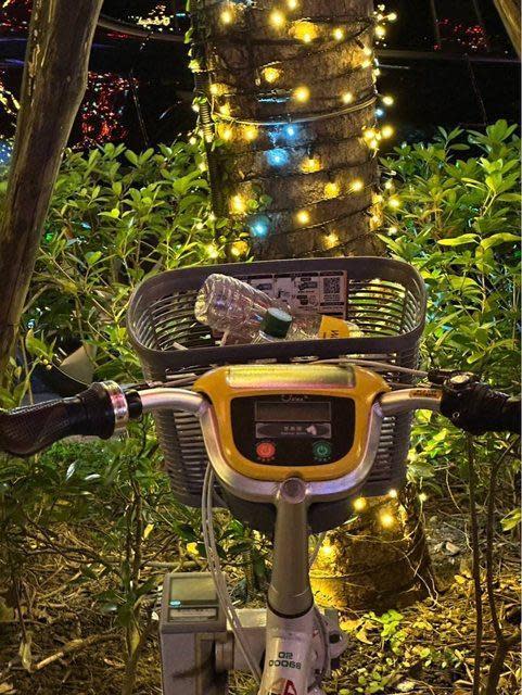 網友發現這一兩年來發現越來越多人把Ubike菜籃當垃圾桶。（翻攝PTT）