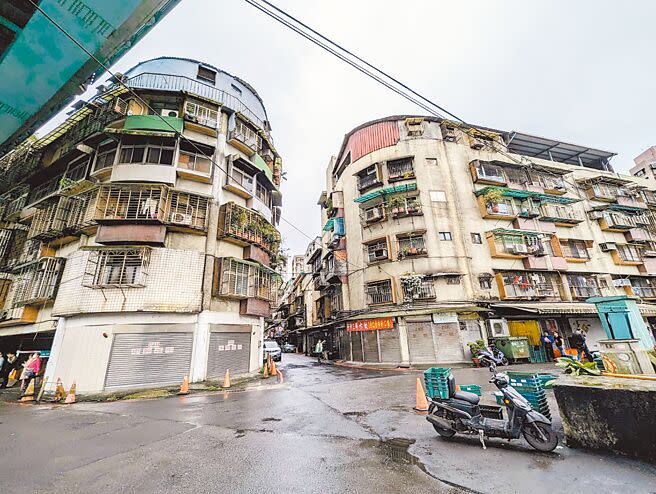 基隆市聯宏社區被鑑定為海砂屋，基隆市長謝國樑8日前往視察，允諾將把社區納入都更辦公室優先都更標的。（張志康攝）