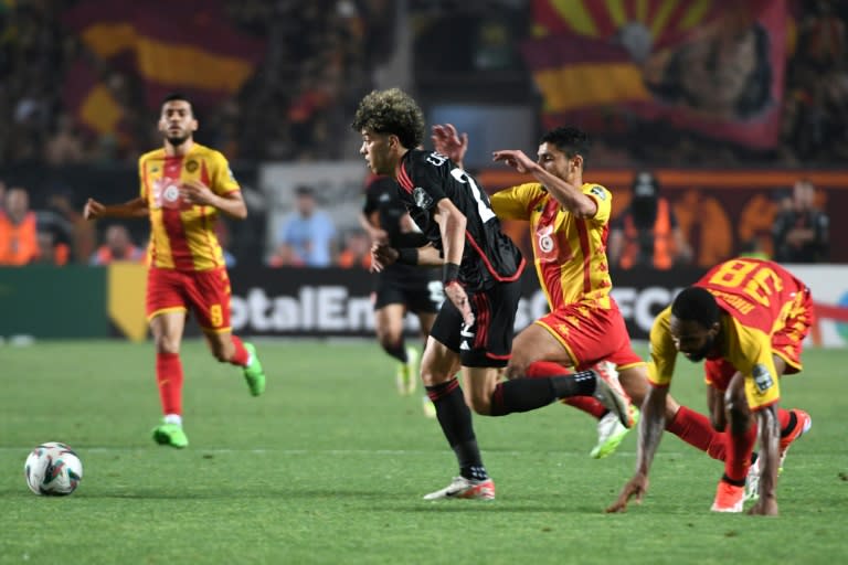 Emam Ashour (C) of Al Ahly attacks during the CAF Champions League final first leg against Esperance in <a class="link " href="https://sports.yahoo.com/soccer/teams/tunisia/" data-i13n="sec:content-canvas;subsec:anchor_text;elm:context_link" data-ylk="slk:Tunisia;sec:content-canvas;subsec:anchor_text;elm:context_link;itc:0">Tunisia</a> (Fethi Belaid)