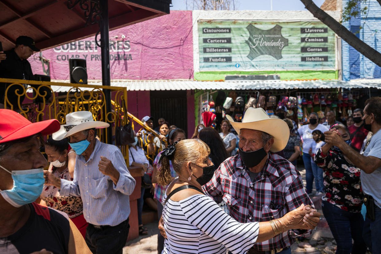 Un mercado bullicioso, el 14 de mayo de 2022, en Piedras Negras, México, una ciudad fronteriza donde muchos migrantes esperan cruzar a Texas. (Tamir Kalifa/The New York Times)
