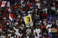Fanáticos del Orlando Pirates, de Sudáfrica, muestran una foto del expresidente Nelson Mandela durante el partido final de la liga africana en Soweto el 2 de noviembre del 2013. REUTERS/Siphiwe Sibeko (SOUTH AFRICA - Tags: SPORT SOCCER POLITICS)