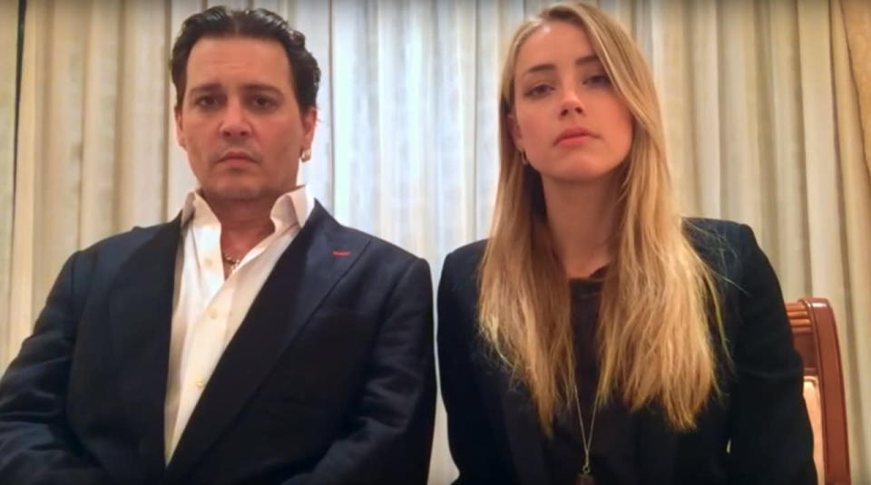 Johnny Depp und Amber Heard versuchen mittlerweile, so wenig wie möglich miteinander zu tun zu haben. Im April 2016 sah das noch anders aus, denn da mussten sie sich zusammenraufen, um ein Entschuldigungsvideo ins Internet zu stellen, in dem die beiden die Einfuhr ihrer beiden Hunde nach Australien bedauerten. Das Video wurde zum viralen Hit - nicht zuletzt aufgrund der fehlenden Anteilnahme von Depp, den einige gar im Verdacht hatten, einen im Tee gehabt zu haben.